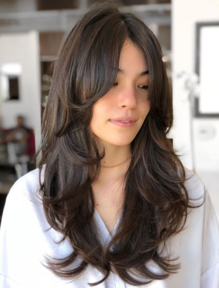 Coupe de cheveux en cascade pour cheveux longs