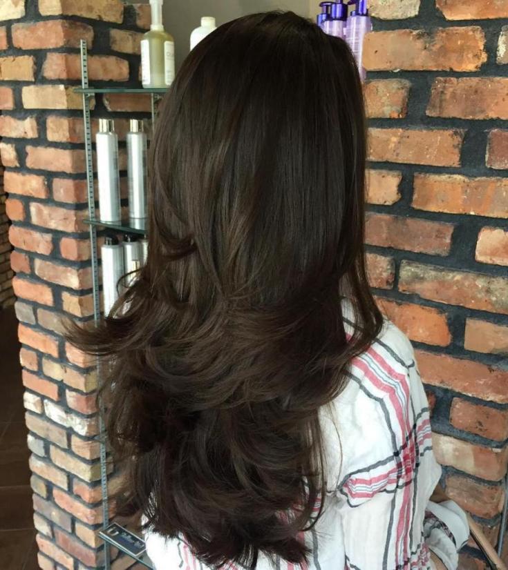 Coupe de cheveux en cascade pour cheveux longs