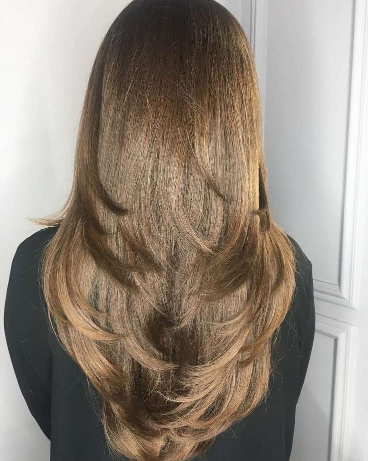 Coupe de cheveux en cascade pour cheveux longs