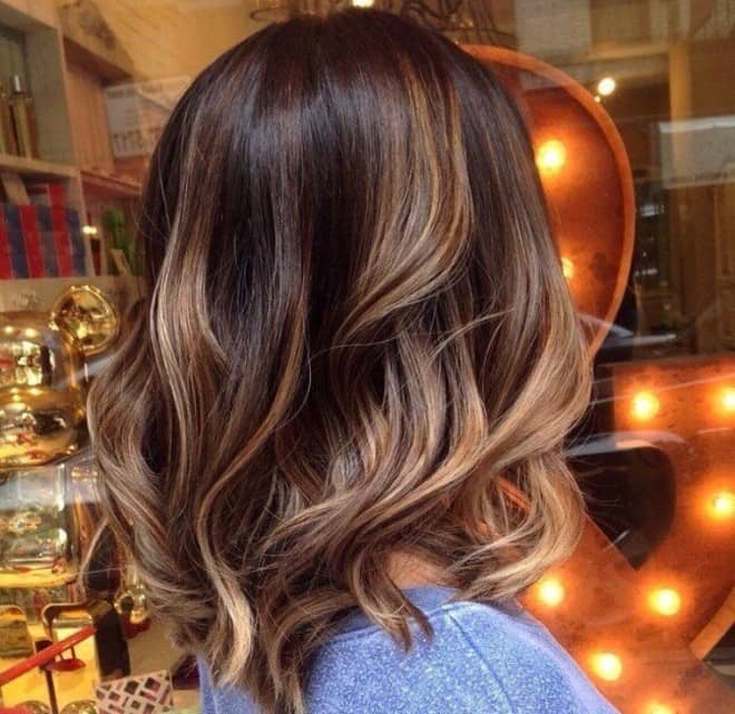(+180 photos) Shatush sur cheveux foncés de longueur moyenne