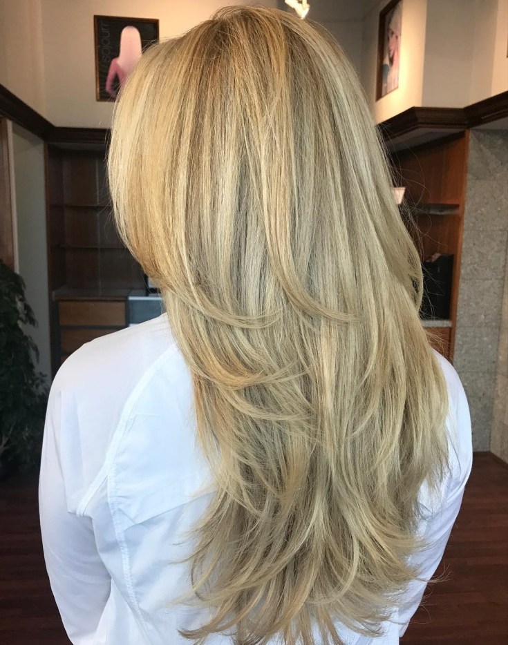Coupe de cheveux en cascade pour cheveux longs