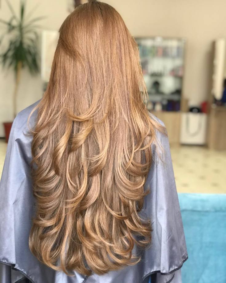 Coupe de cheveux en cascade pour cheveux longs