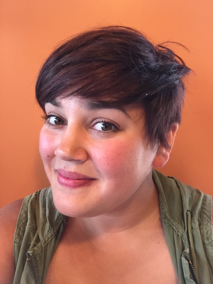 Coupe de cheveux asymétrique pour les filles obèses