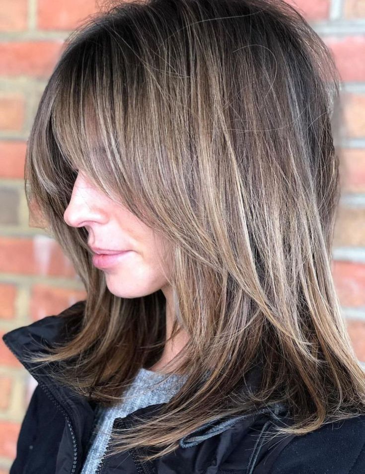 (+180 photos) Shatush sur cheveux foncés de longueur moyenne