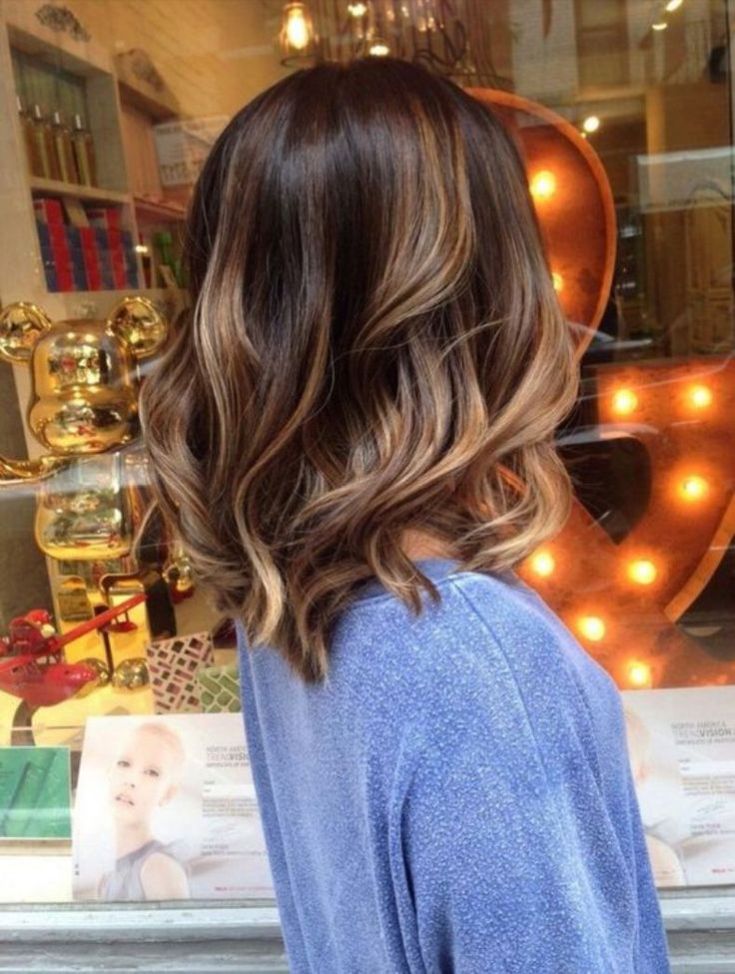 (+180 photos) Shatush sur cheveux foncés de longueur moyenne