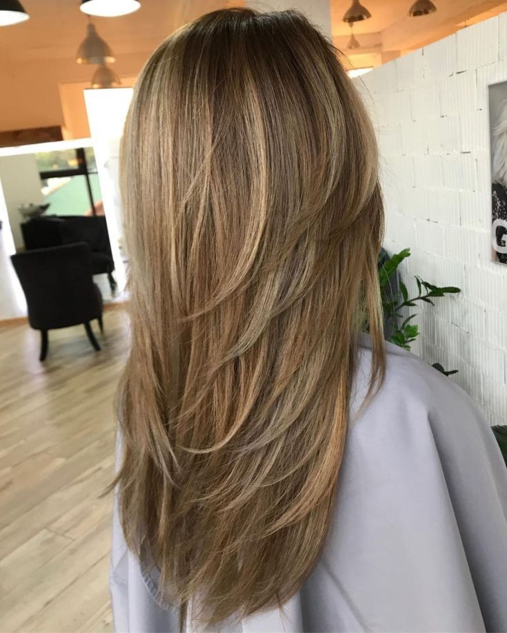 Coupe de cheveux en cascade pour cheveux longs