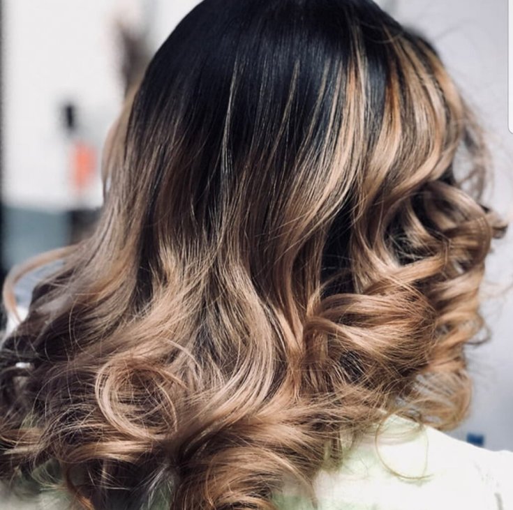 (+180 photos) Shatush sur cheveux foncés de longueur moyenne