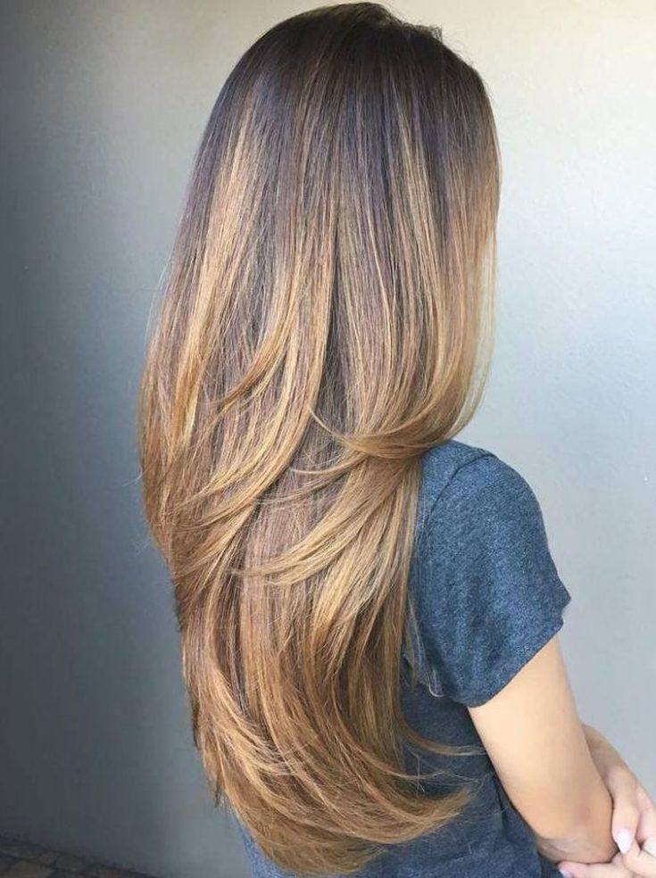 Coupe de cheveux en cascade pour cheveux longs