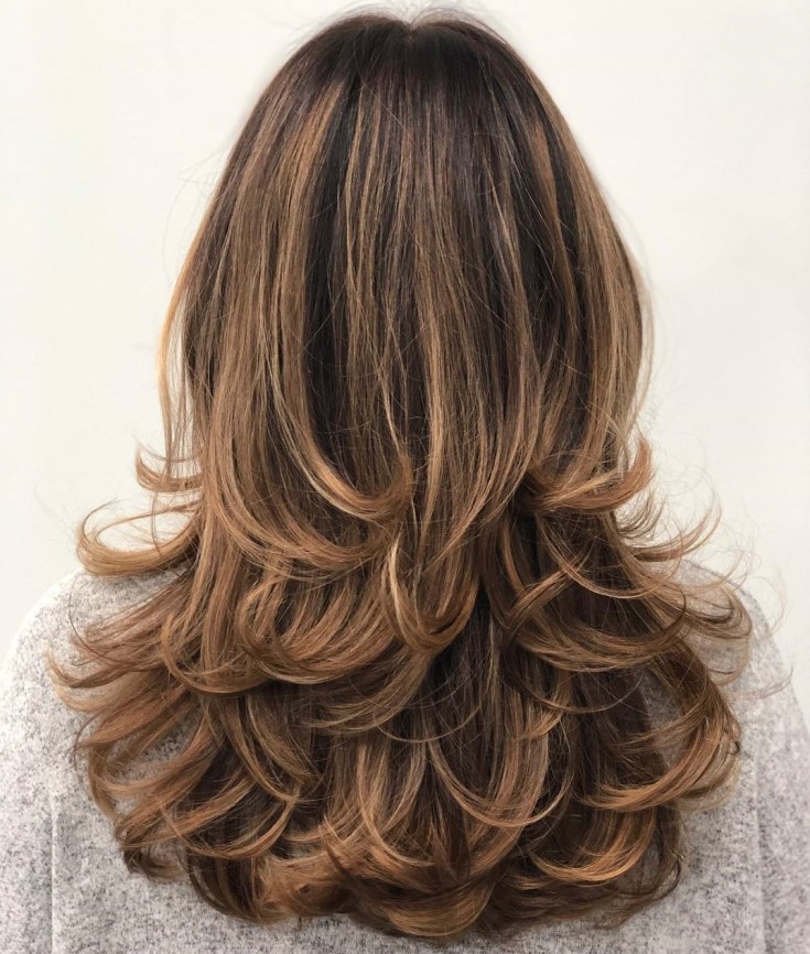 Coupe de cheveux en cascade pour cheveux longs