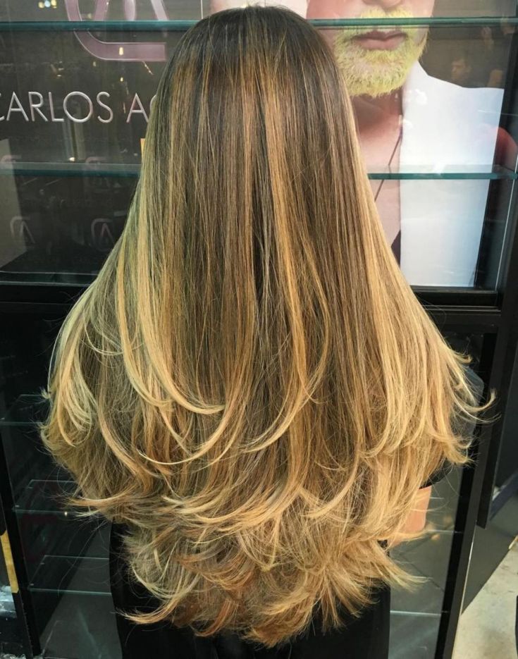 Coupe de cheveux en cascade pour cheveux longs
