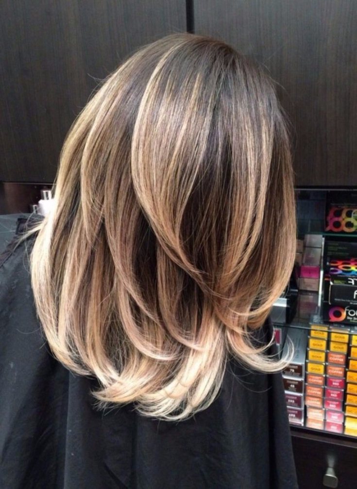 (+180 photos) Shatush sur cheveux foncés de longueur moyenne