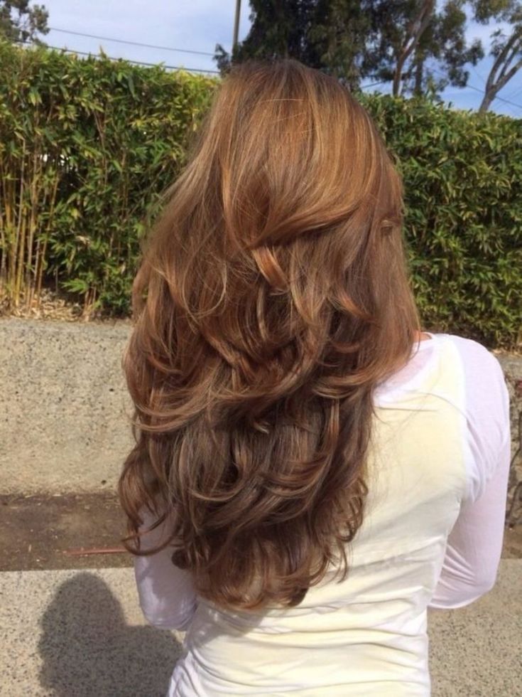 Coupe de cheveux en cascade pour cheveux longs