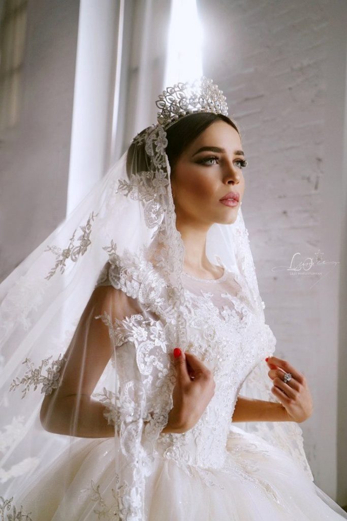 (+240 photos) Coiffures de mariage pour cheveux longs avec un voile