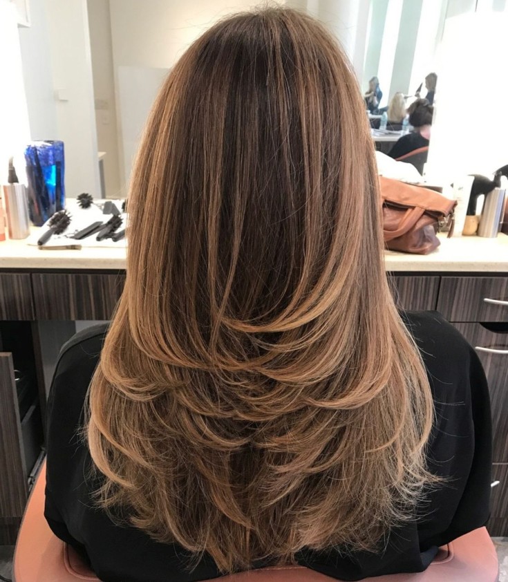Coupe de cheveux en cascade pour cheveux longs
