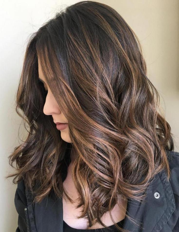 (+180 photos) Shatush sur cheveux foncés de longueur moyenne