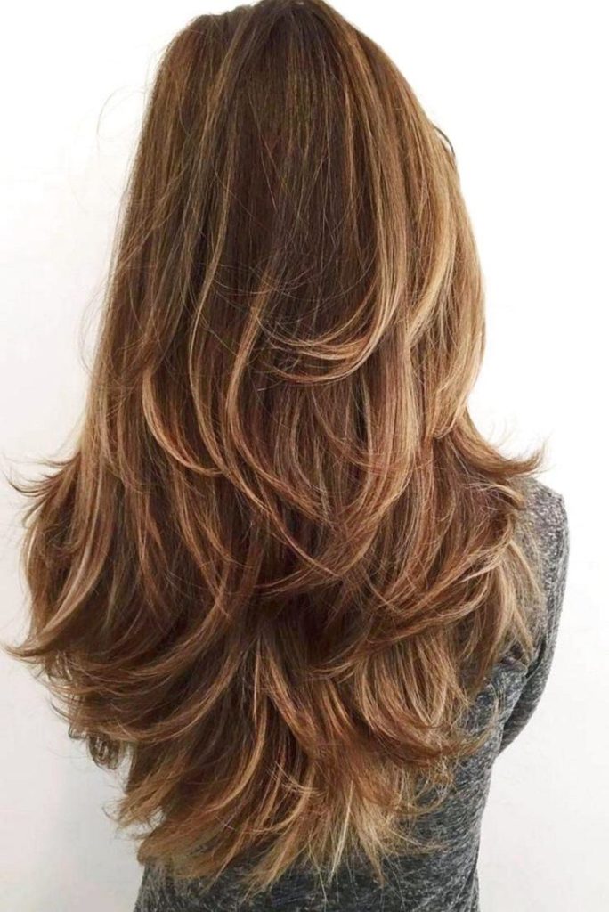 Coupe de cheveux en cascade pour cheveux longs