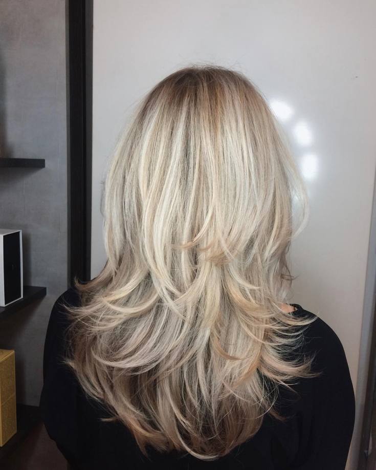 Coupe de cheveux en cascade pour cheveux longs