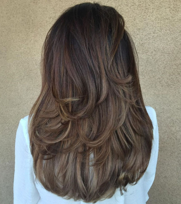 Coupe de cheveux en cascade pour cheveux longs