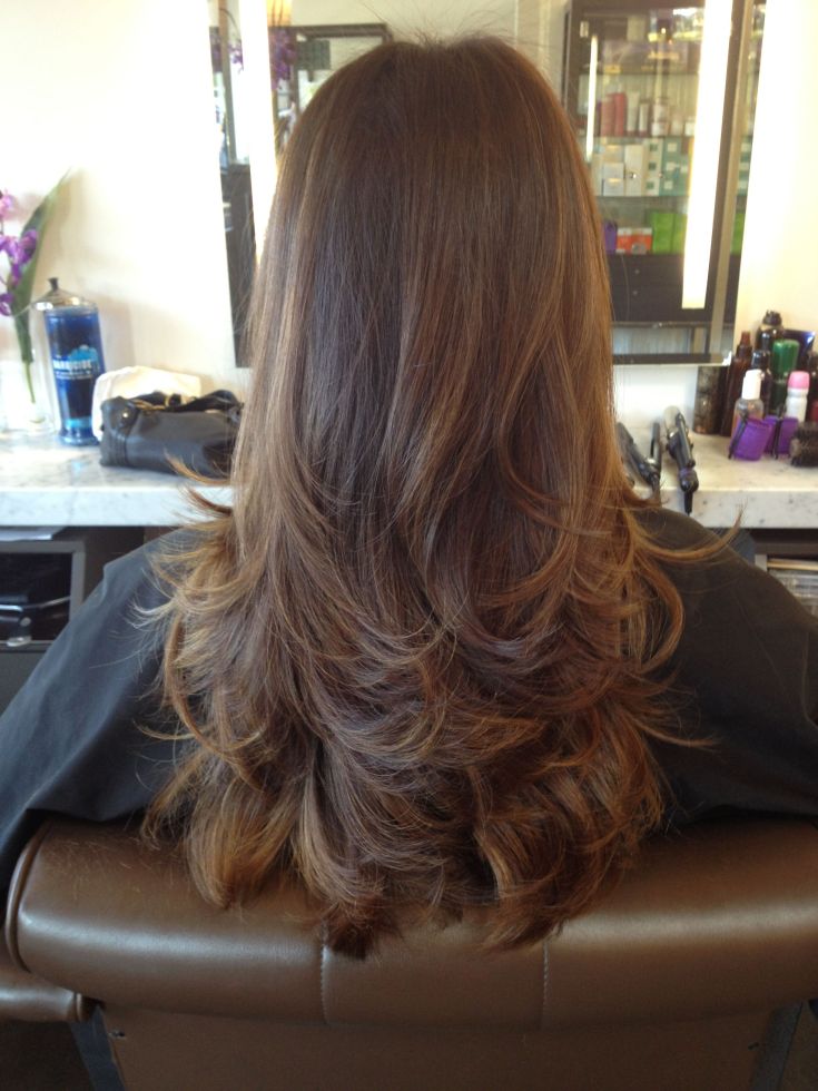 Coupe de cheveux en cascade pour cheveux longs