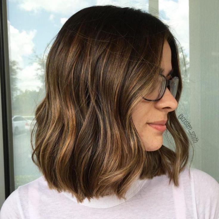 (+180 photos) Shatush sur cheveux foncés de longueur moyenne