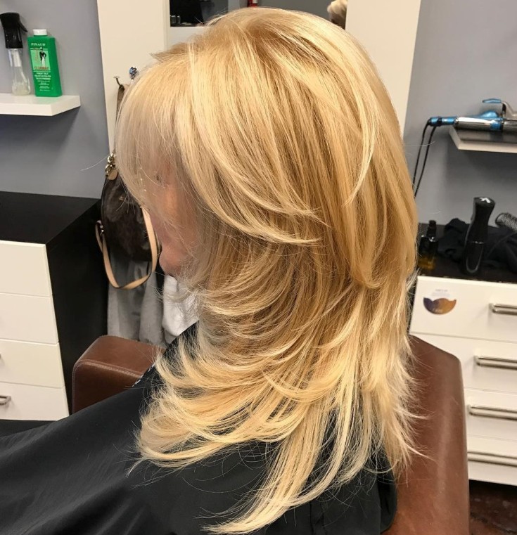 Coupe de cheveux en cascade pour cheveux longs