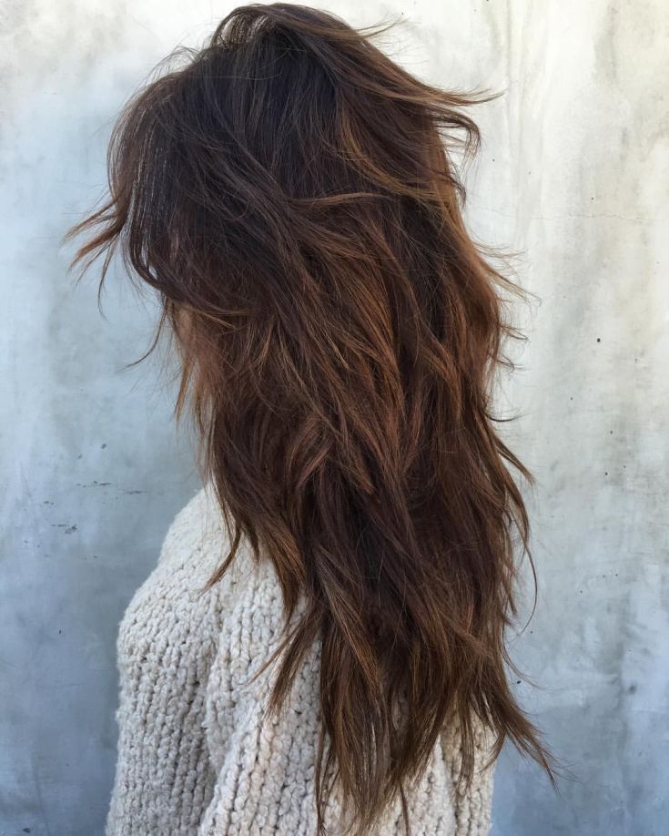 Coupe de cheveux en cascade pour cheveux longs