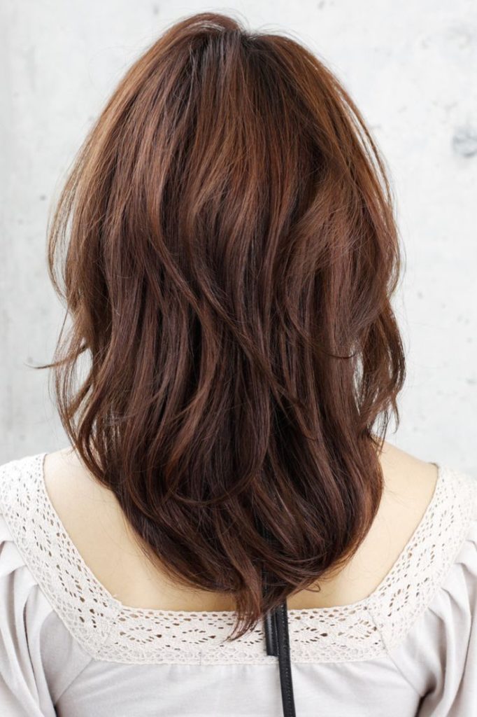 Coupe de cheveux en cascade pour cheveux longs