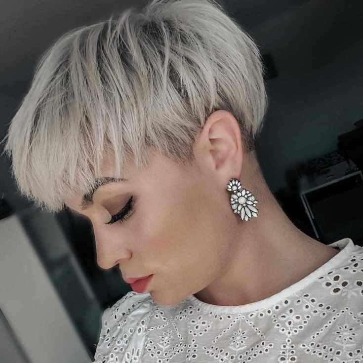 Coupe de cheveux Pixie pour cheveux courts et moyens