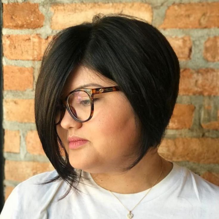 Coupe de cheveux asymétrique pour les filles obèses