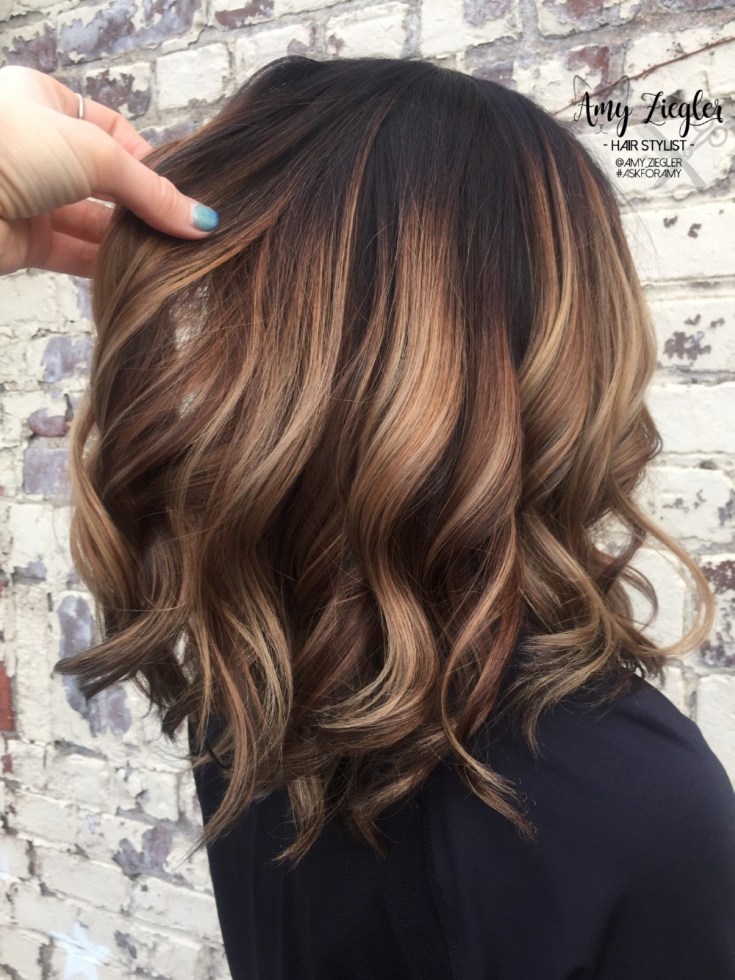 (+180 photos) Shatush sur cheveux foncés de longueur moyenne