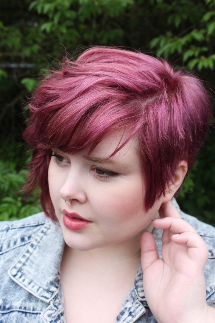 Coupe de cheveux asymétrique pour les filles obèses