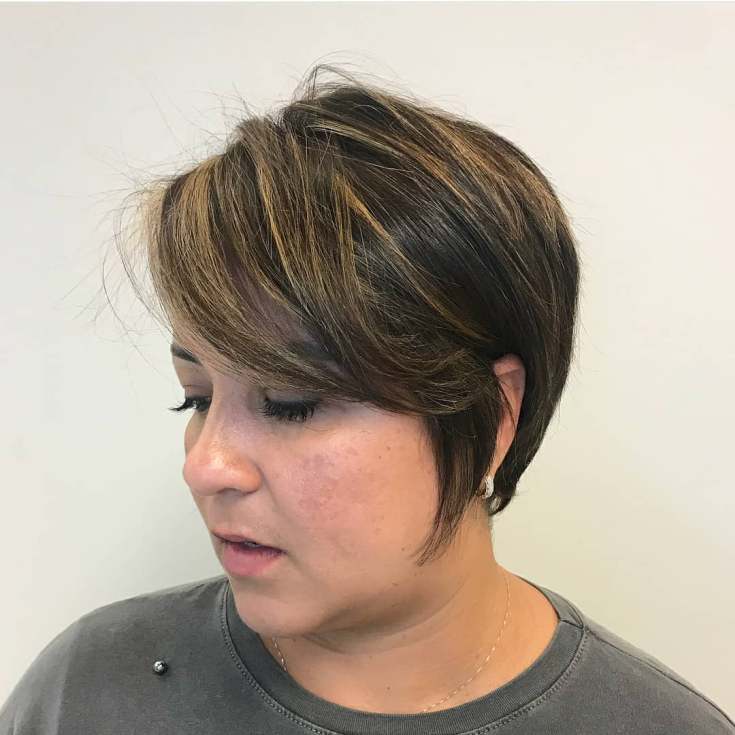 Coupe de cheveux asymétrique pour les filles obèses