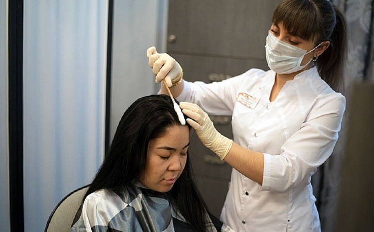 Méthodes pour restaurer les cheveux fins et fins à la maison et au salon