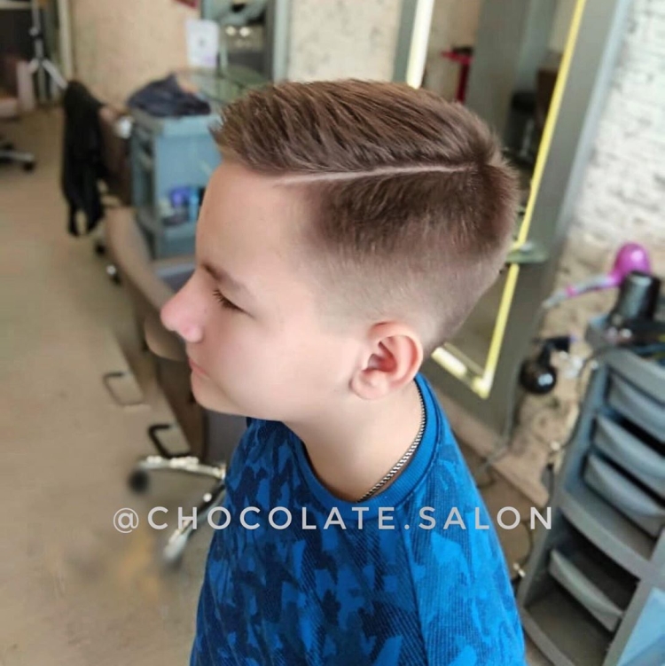 Coupes de cheveux modèles à faire soi-même pour garçons avec une machine à écrire à la maison