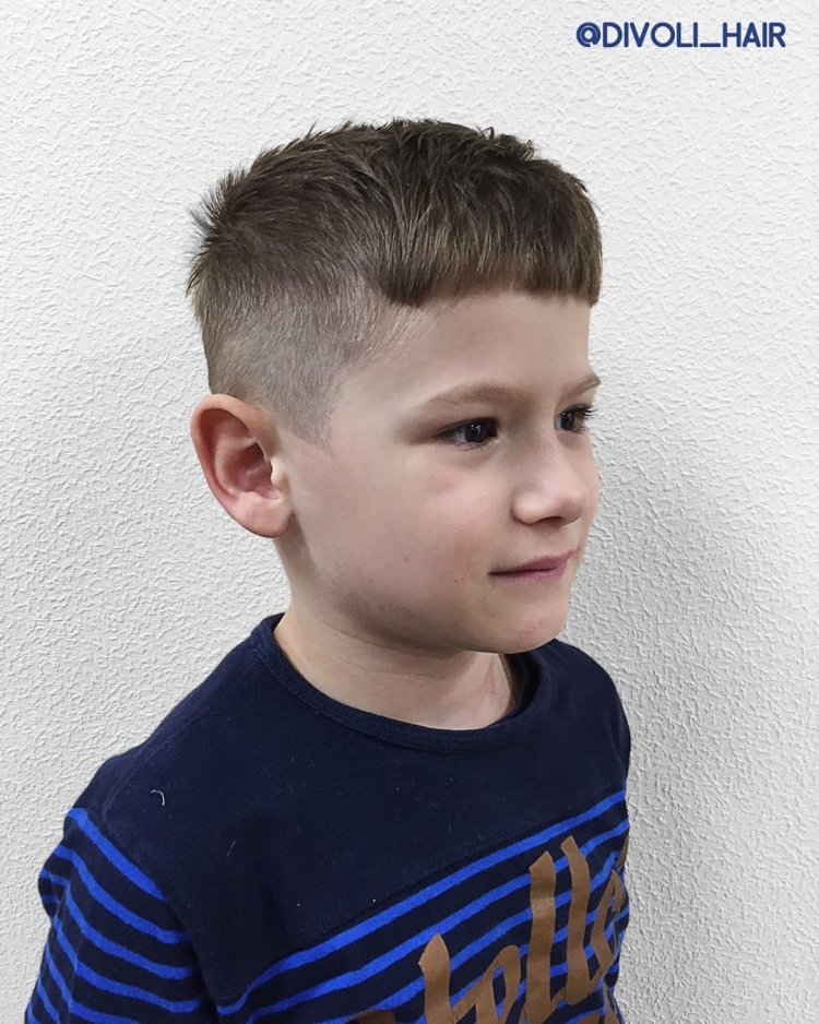 Coupes de cheveux modèles à faire soi-même pour garçons avec une machine à écrire à la maison