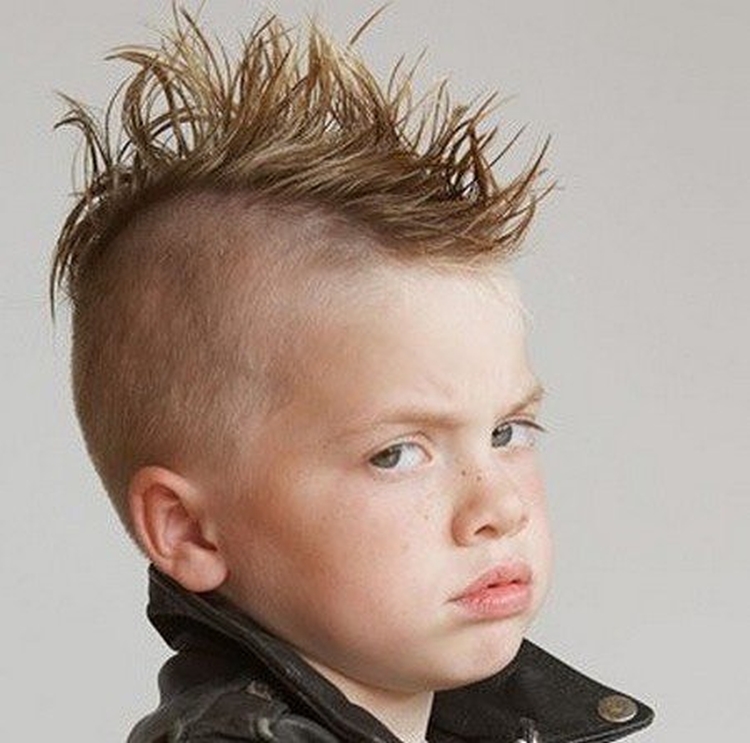 Coupes de cheveux modèles à faire soi-même pour garçons avec une machine à écrire à la maison