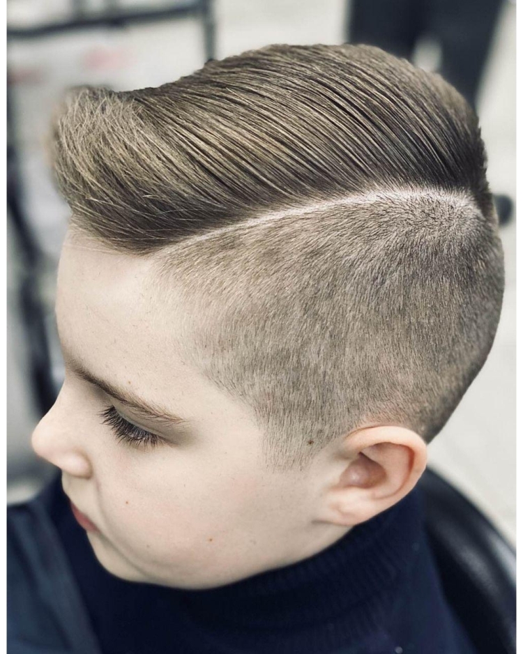Coupes de cheveux modèles à faire soi-même pour garçons avec une machine à écrire à la maison