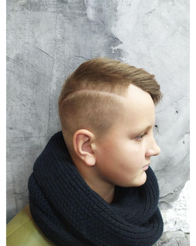 Coupes de cheveux modèles à faire soi-même pour garçons avec une machine à écrire à la maison