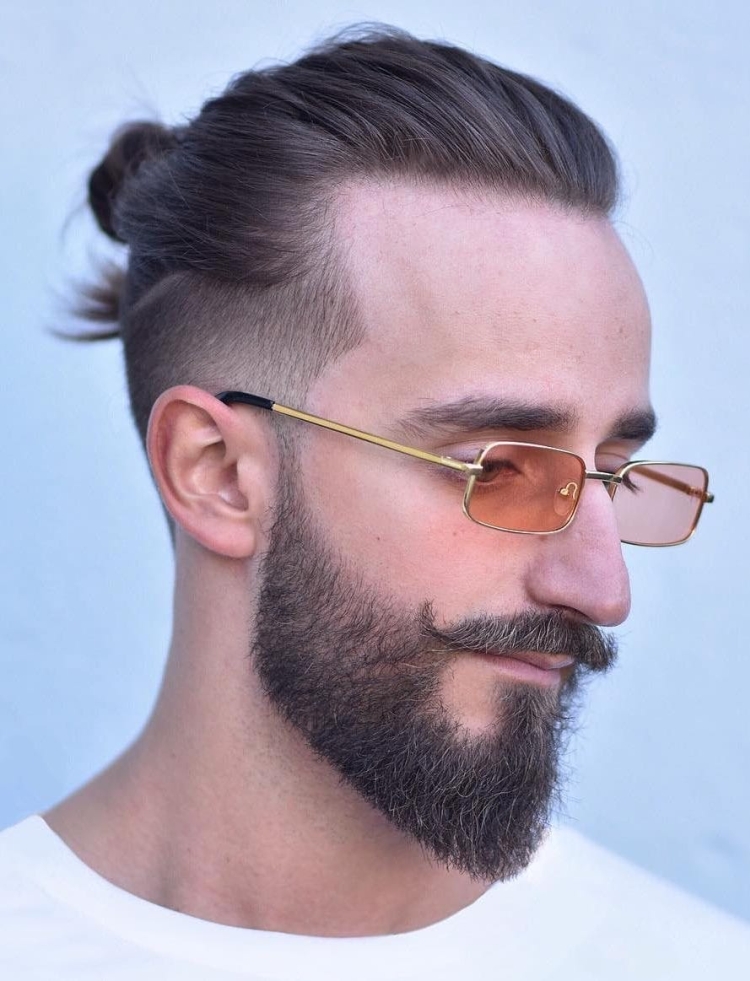 Coupes de cheveux pour hommes aux tempes rasées avec noms et exemples
