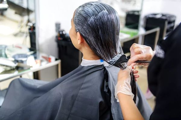 Comment se teindre les cheveux en blond cendré à la maison