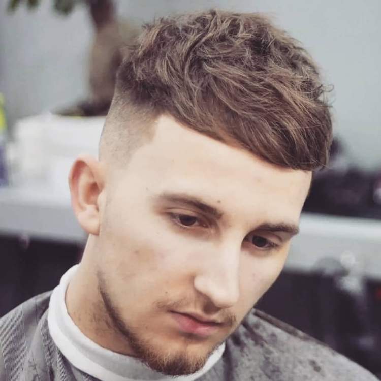 Coupes de cheveux pour hommes aux tempes rasées avec noms et exemples