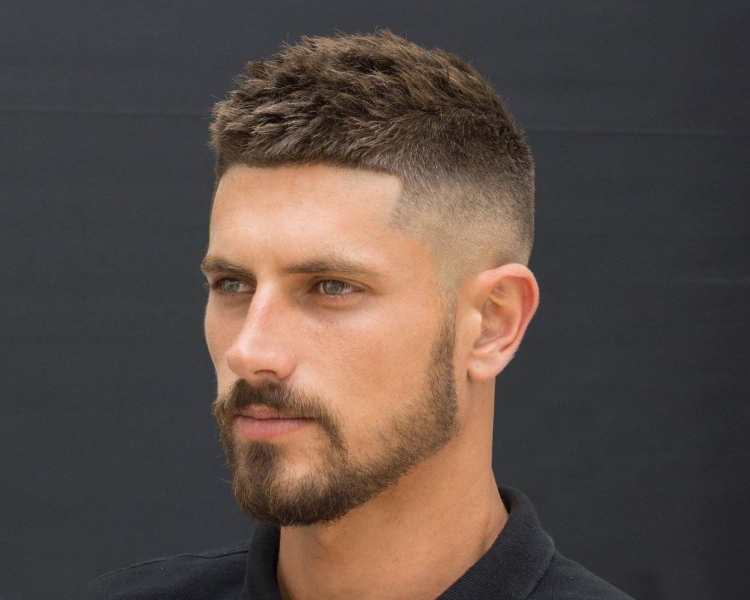 Coupes de cheveux pour hommes aux tempes rasées avec noms et exemples