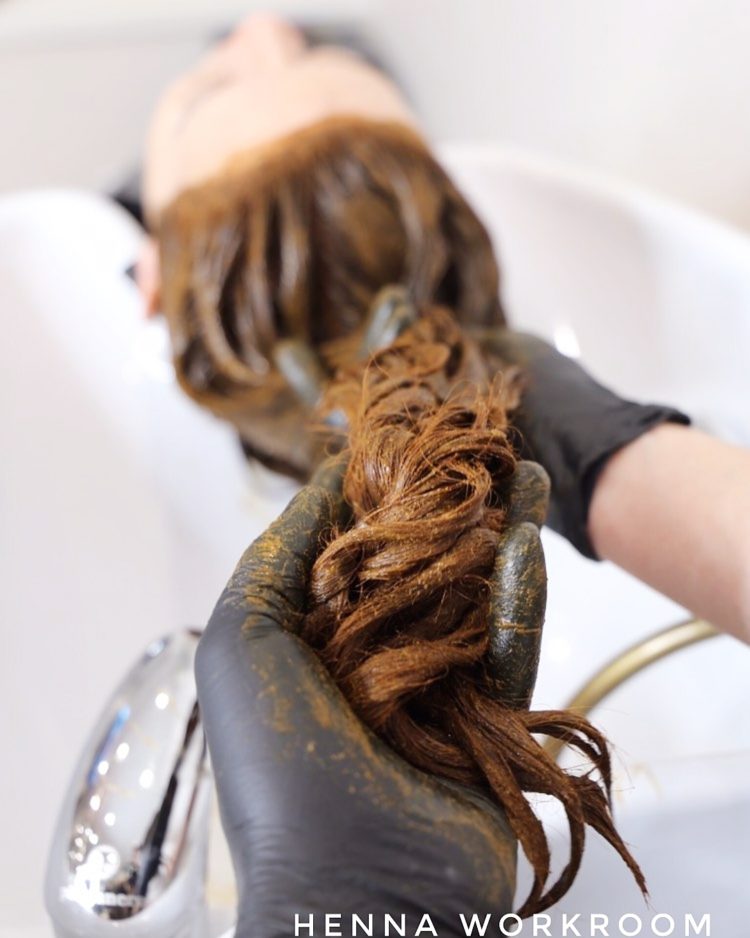 Quel henné choisir et comment bien teindre ses cheveux