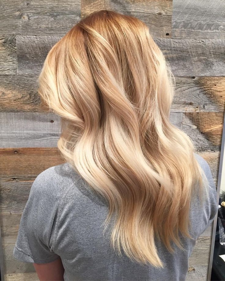 Nuances de blond à la mode : comment choisir sa couleur et ne pas se tromper