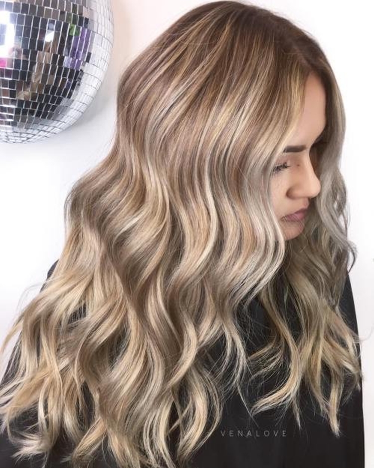 Nuances de blond à la mode : comment choisir sa couleur et ne pas se tromper