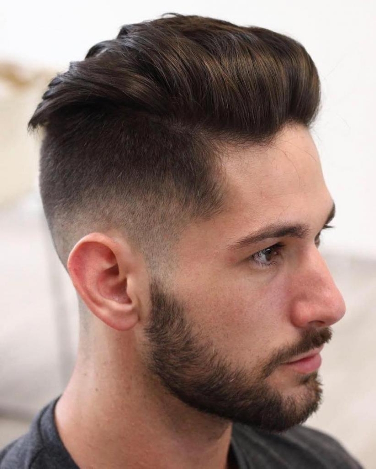 Coupes de cheveux pour hommes aux tempes rasées avec noms et exemples