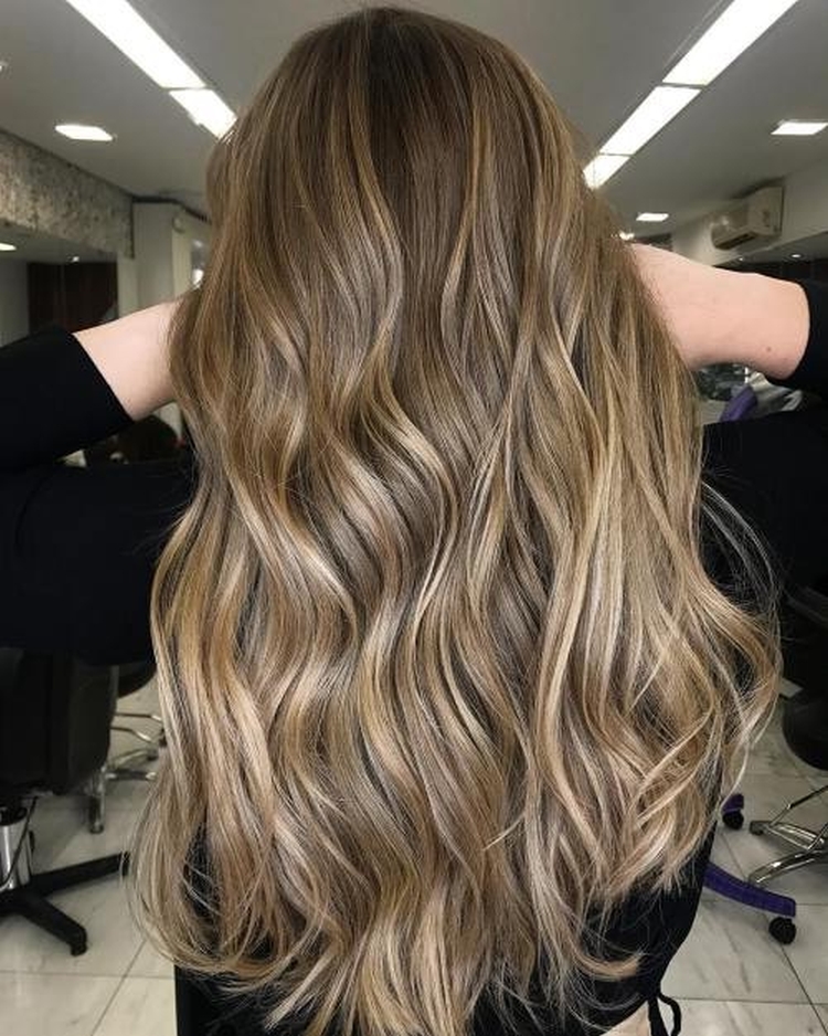Nuances de blond à la mode : comment choisir sa couleur et ne pas se tromper