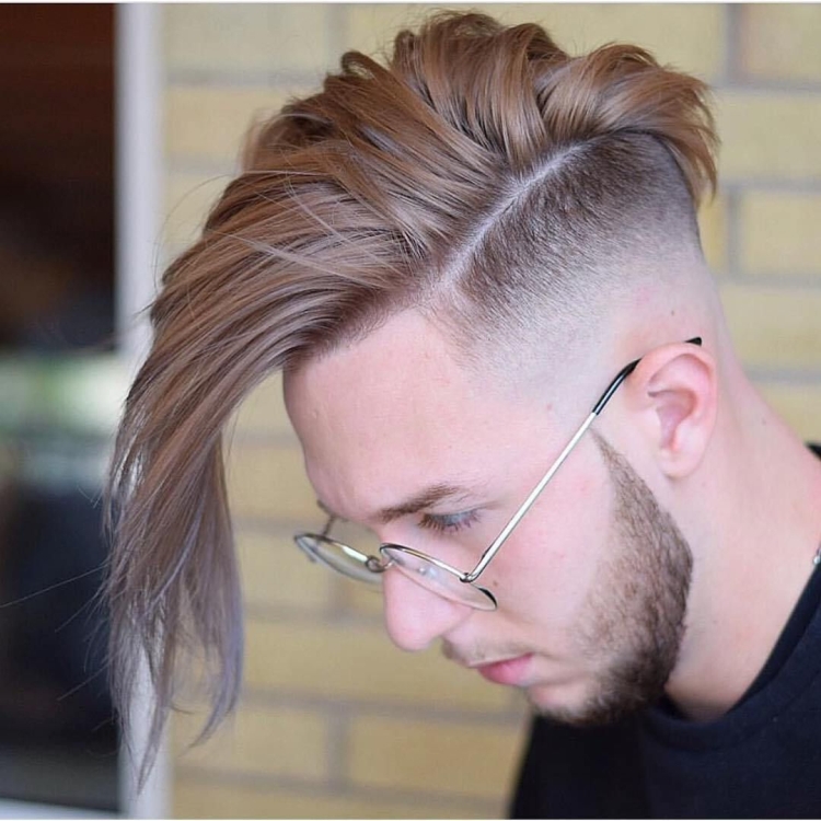 Coupes de cheveux pour hommes aux tempes rasées avec noms et exemples