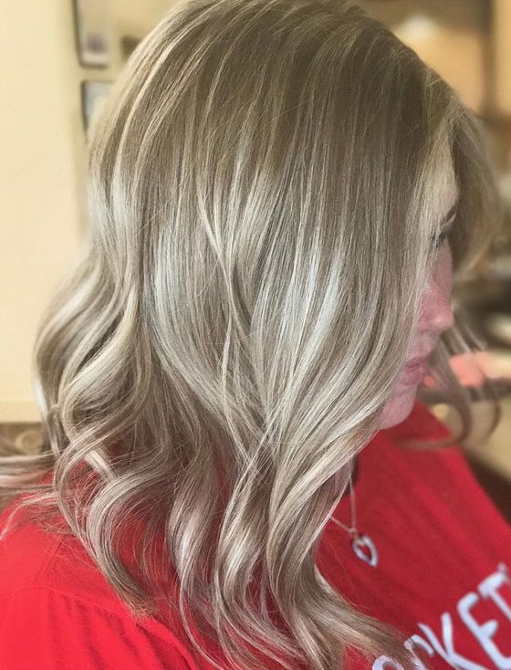 Comment se teindre les cheveux en blond cendré à la maison