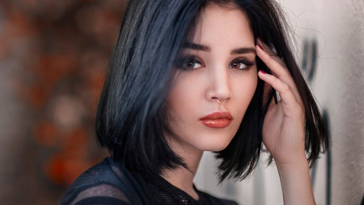 Coloration à la mode sur les coupes de cheveux bob pour cheveux foncés et clairs